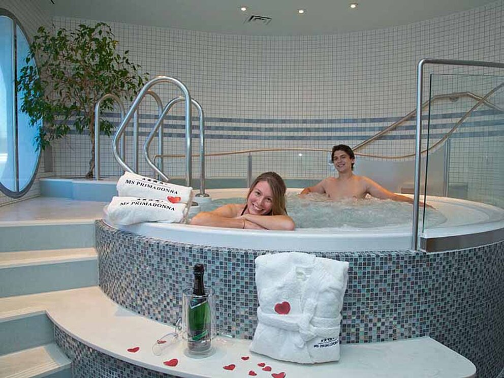 Paar im Whirlpool im Wellnessbereich auf der MS Primadonna auf der Donau