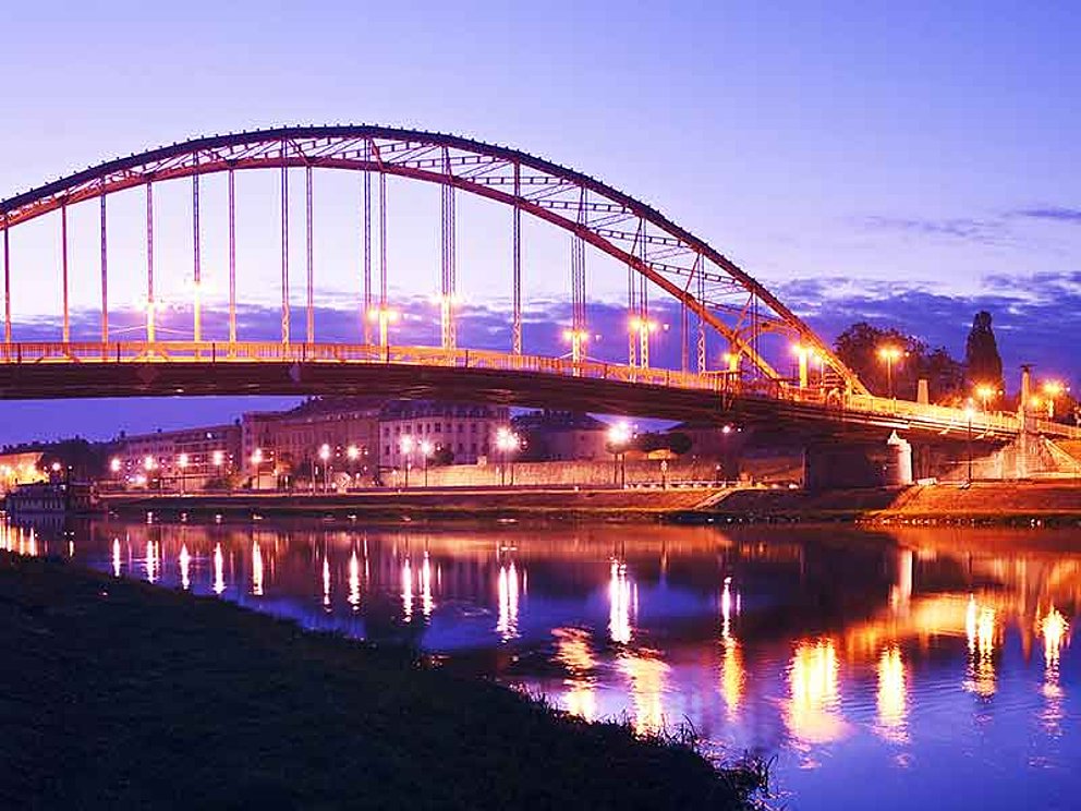 beleuchtete Brücke in Gyoer Révfalusi-Híd-Panoráma-Reggel bei Dämmerung