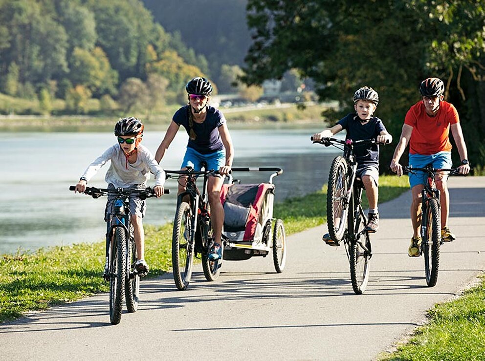 Familie fährt am Donauradweg