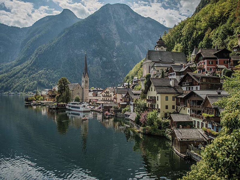 Blick auf Hallstatt mit der Kirche vom See aus