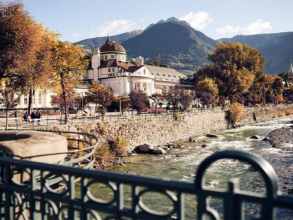 Blick auf die Altstadt von einer Brücke aus