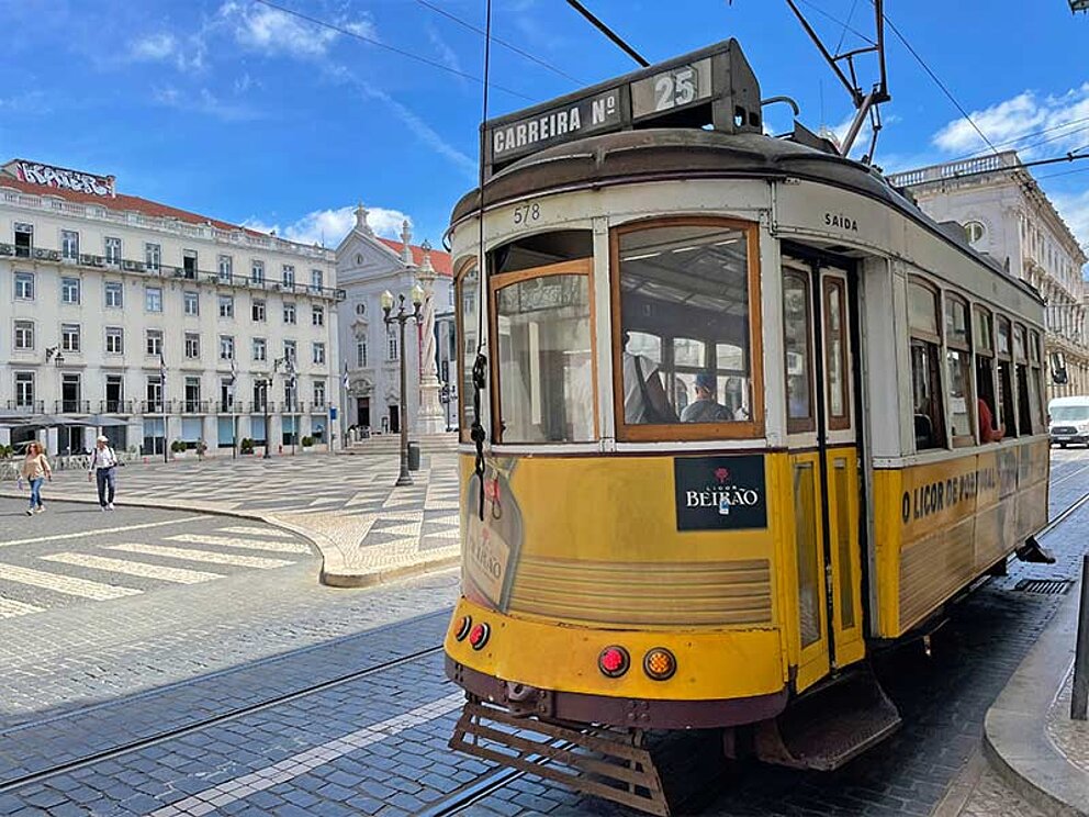 eine Straßenbahn im Zentrum von Lissabon