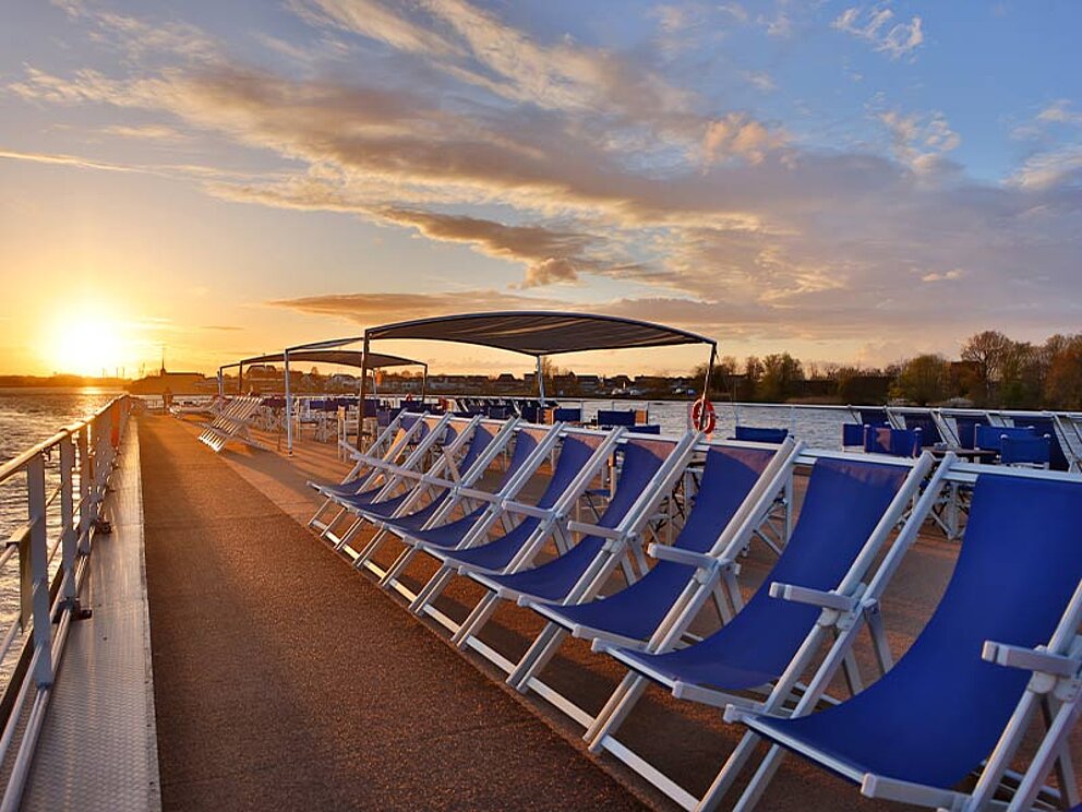 Sonnendeck mit Liegestühlen