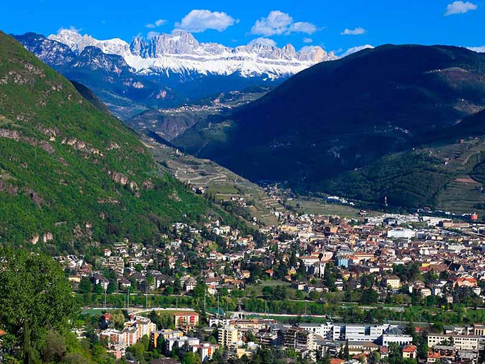 Blick über Bozen mit Bergwelt bei schönem Wetter