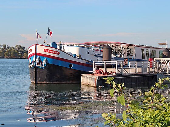 Schiffsansicht Caprice von vorne bei Anlegestelle auf einem Fluss in Frankreich