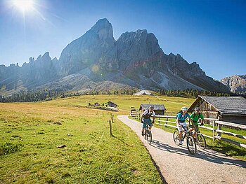 Vorbei an eindrucksvollen Bergmassiven in den Dolomiten