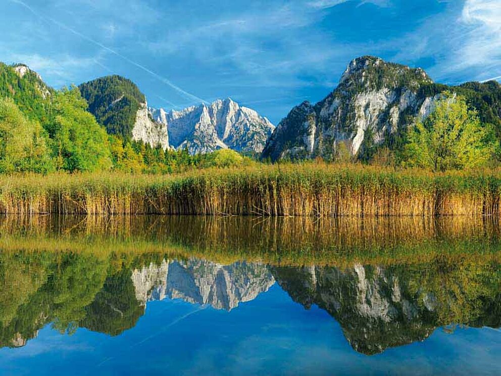 Berglandschaften spiegeln sich im Bergsee