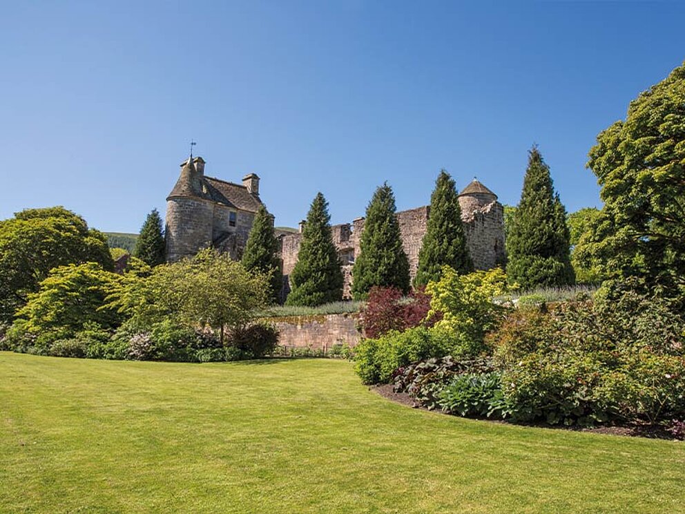 Blick auf die Parkanlage und das Schloss Falkland Palace.