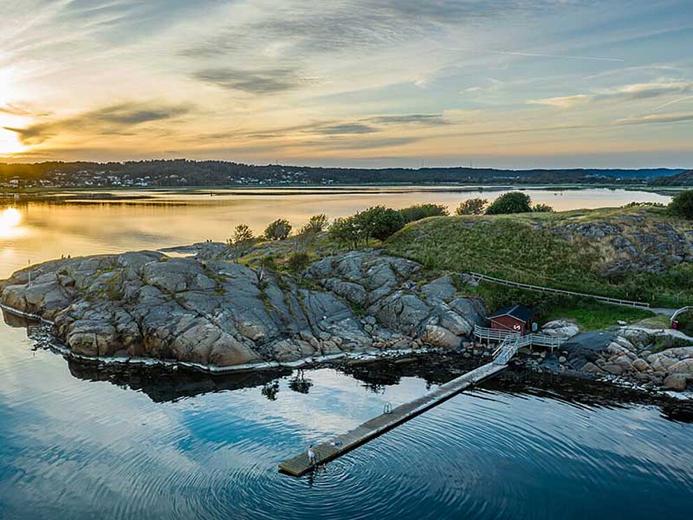 Badesee in Kungsbacka in Südschweden mit langem Badesteg vor der felsigen Küste