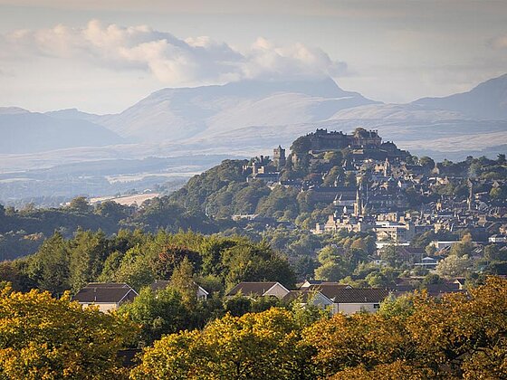 Blick auf deinen Hügel mit dem Stirling Castle darauf. Im Hintergrund die Highlands.