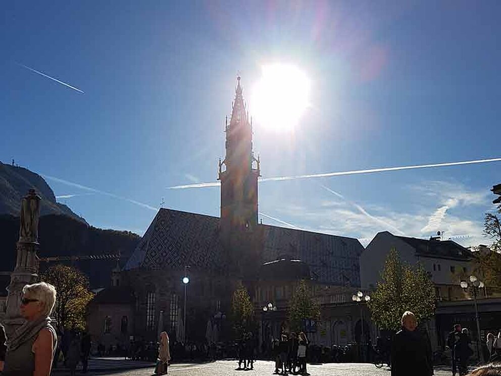 reges Treiben zur Mittagszeit am Stadtplatz in Bozen