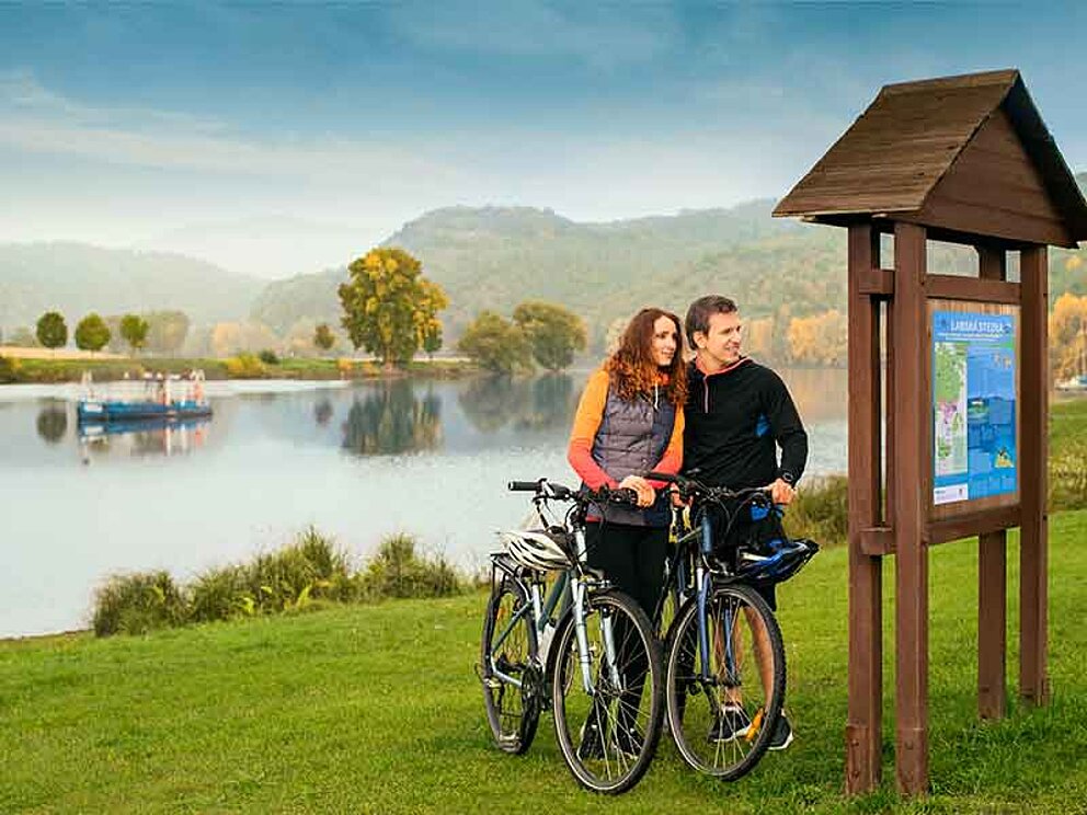 Zwei Radfahrer unterwegs am Elberadweg in Tschechien