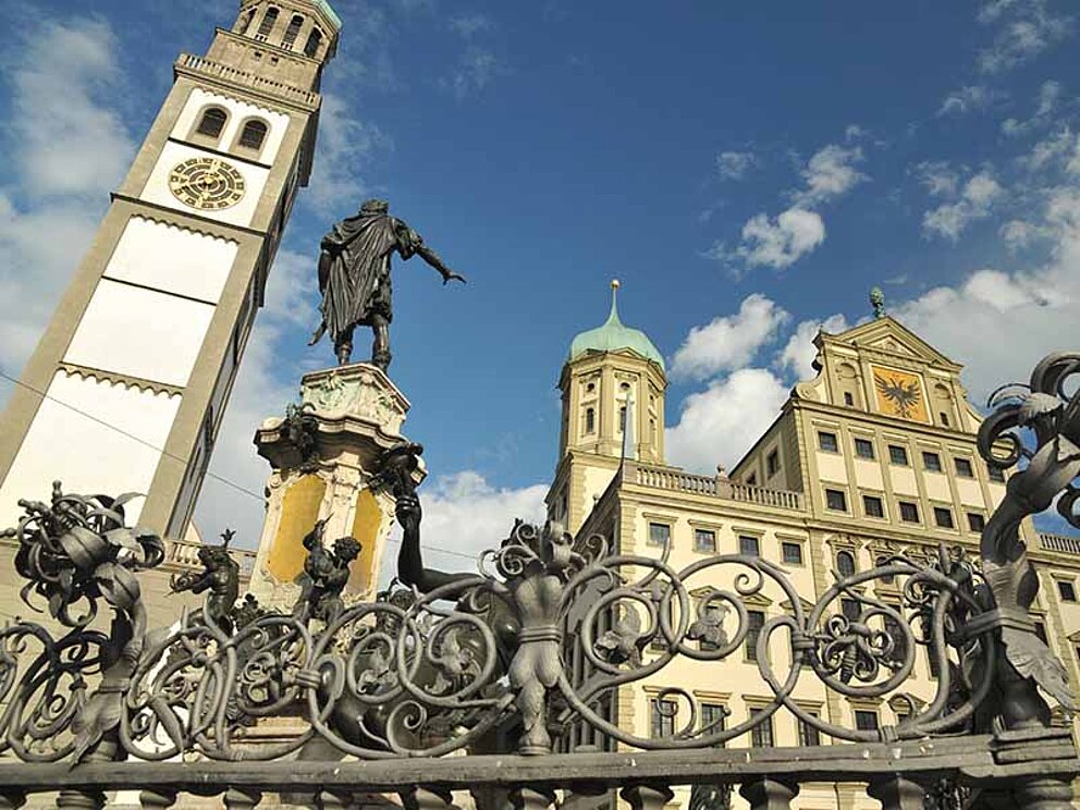 Rathaus mit perlachturm und Augustusbrunnen in Augsburg