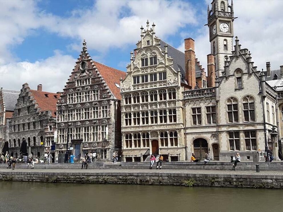 typisch belgische Häuser, im Vordergrund eine Gracht.