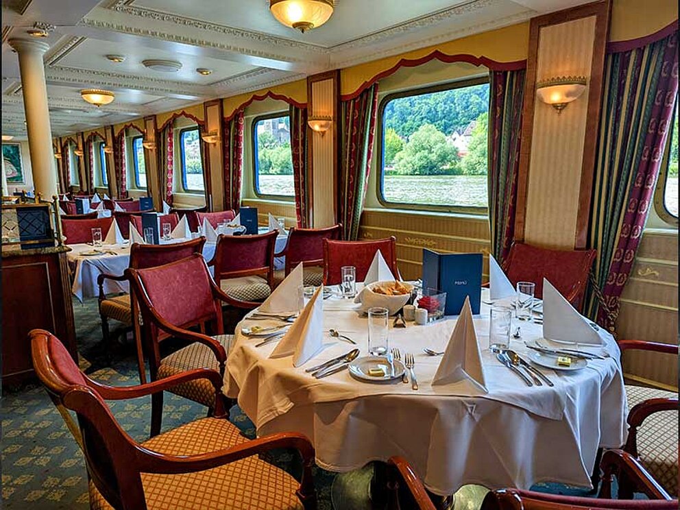 ein gedeckter Tisch mit gefalteten Stoffservietten im Schiffsrestaurant