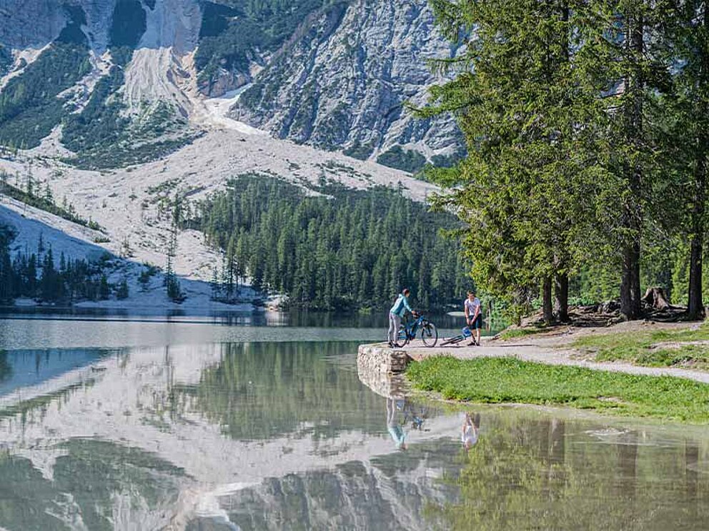 Kurze Pause am herrlichen Gebirgssee in Südtirol