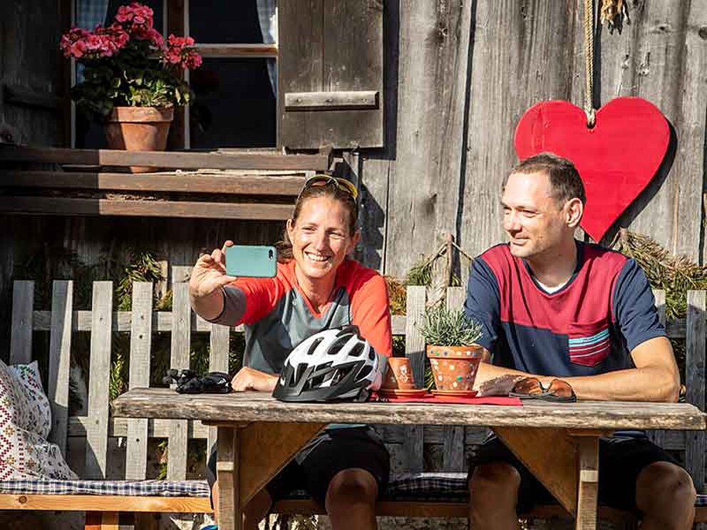 zwei Biker rasten auf der Dachsteinrunde