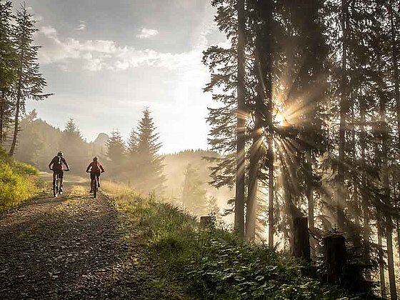 Zwei Biker in den Morgenstunden unterwegs auf der Dachsteinrunde