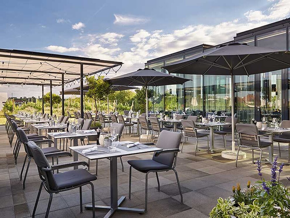 Restaurant-Terrasse mit Blick auf den Pool