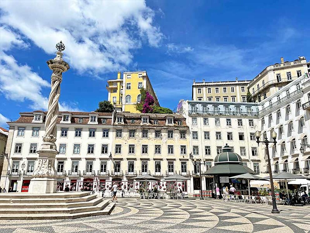 Platz do Municipio in Lissabon mit Säule
