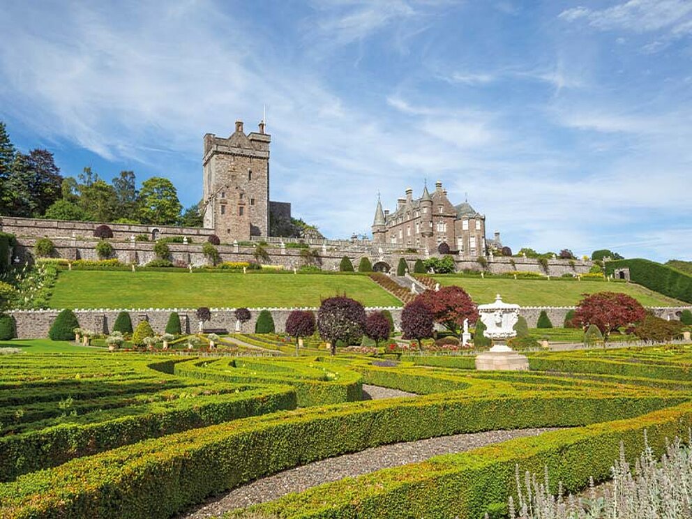 Blick auf die gepflegte Gartenanlage von Drummond Castle in Schottland.