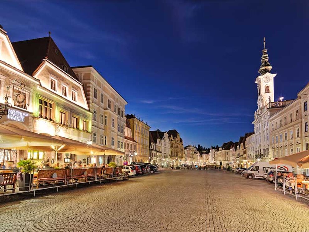 Sommernacht in den Schanigärten auf dem beleuchteten Steyrer Stadtplatz