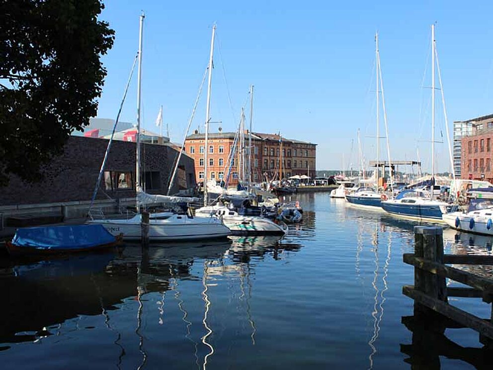 Segelboote im Heilgeistkanal in Stralsund an der Ostsee in Deutschland