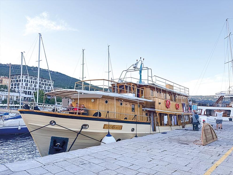 Außenansicht des Schiffes im Hafen