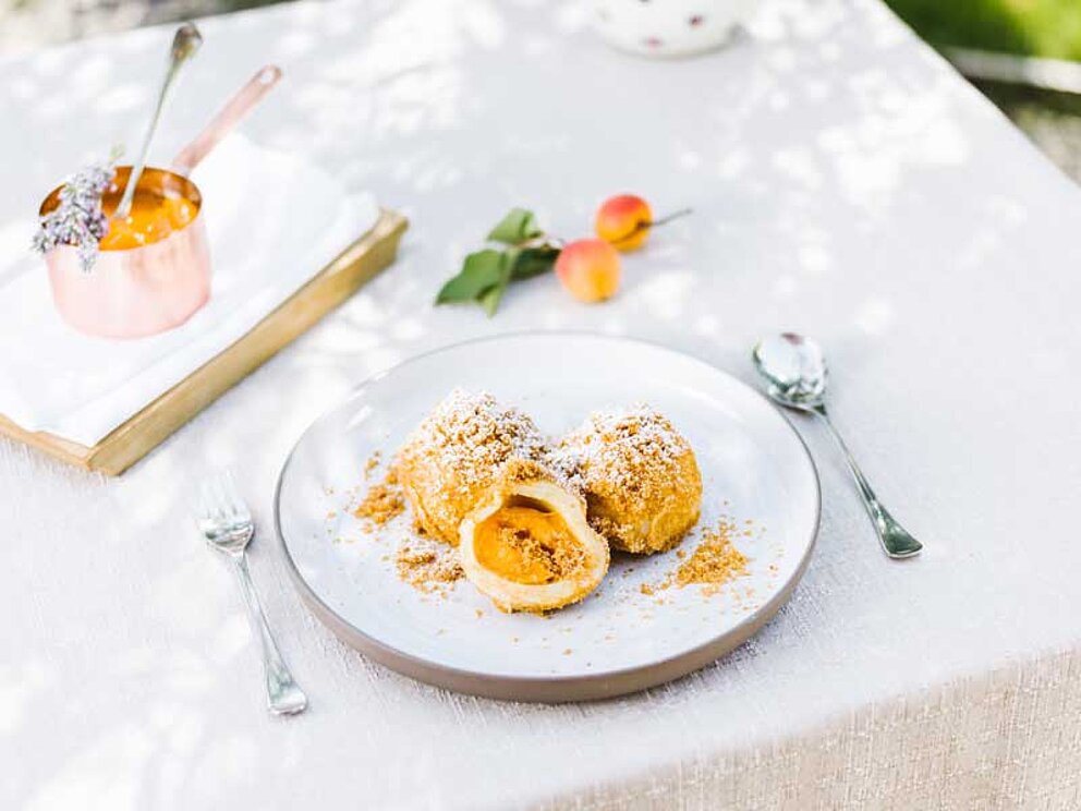 Marillenknödel am Teller mit Zucker und Brösel bestreut