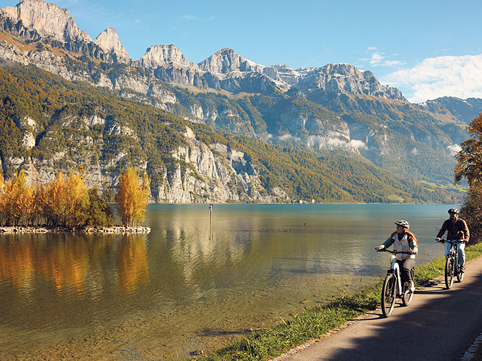 Herbstliche Radtour am Ufer des Walensees, umgeben von den Schweizer Bergen