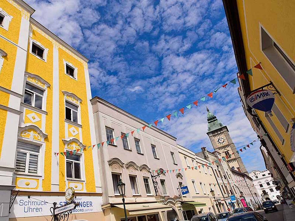 Bilck durch Straße auf Stadtplatz von Enns mit Stadtturm
