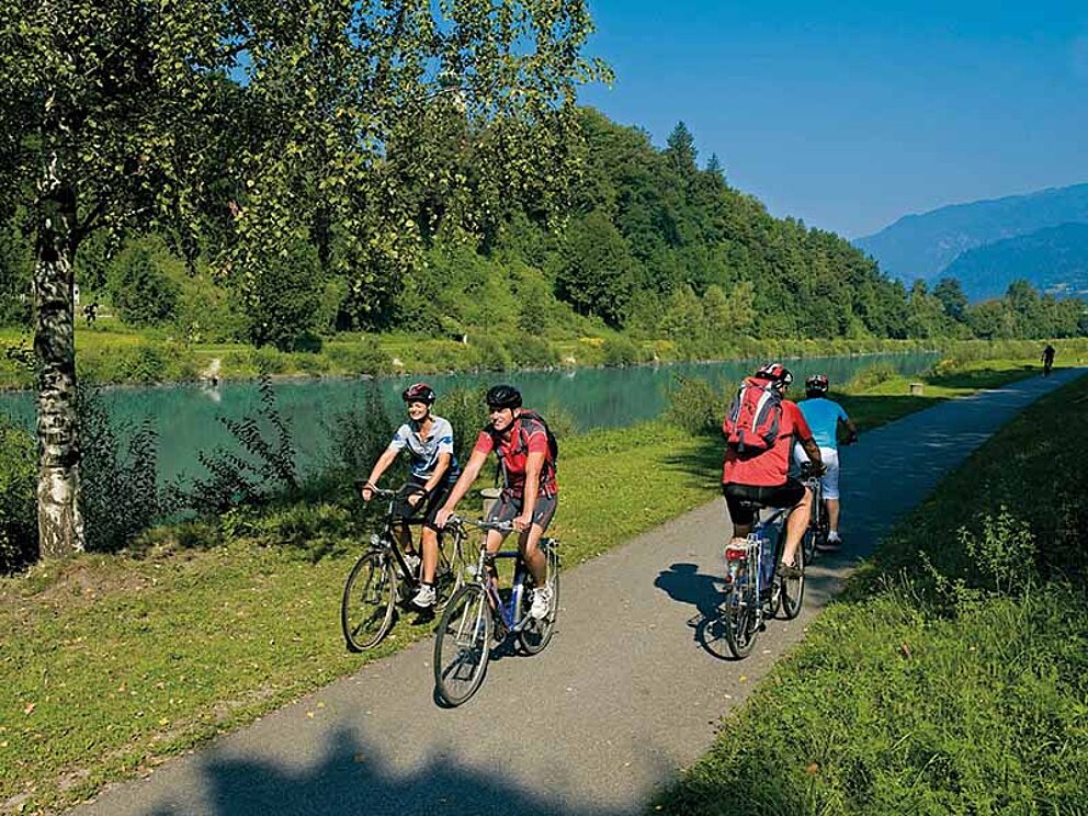 Radfahrer unterwegs am Radweg bei Spittal an der Drau