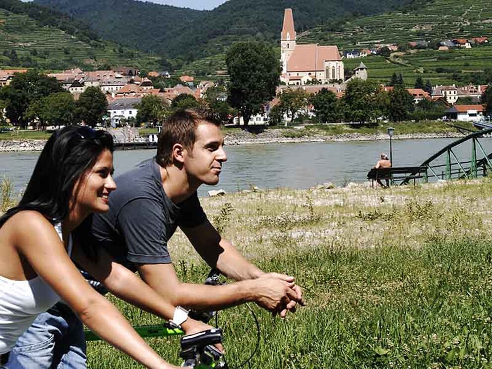 zwei Radfahrer am anderen Ufer auf Höhe Weissenkirchen