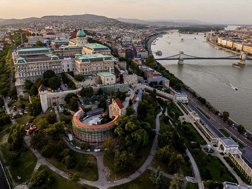 Luftaufnahme mit Blick auf die Burg und die Donau