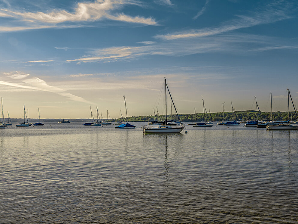 Boote am Ammersee in der Abenddämmerung