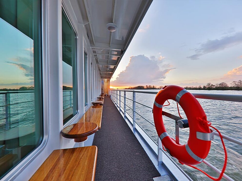 Die Reling des Donauschiffes