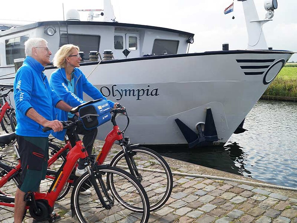 Außenansicht des Schiffes mit 2 Radfahrern
