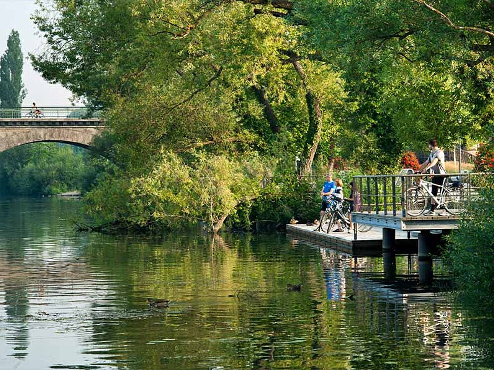 Plattform am Mainufer mit 3 Personen 