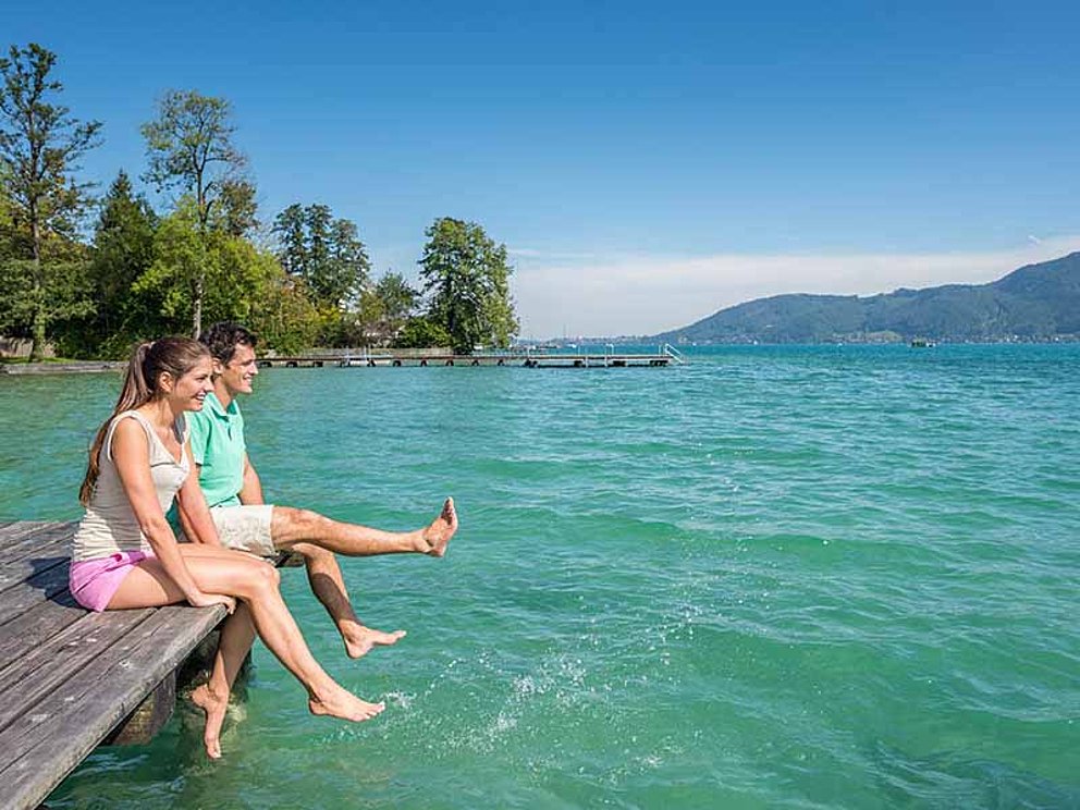 Urlauber-Pärchen am Steg am Attersee im Salzkammergut