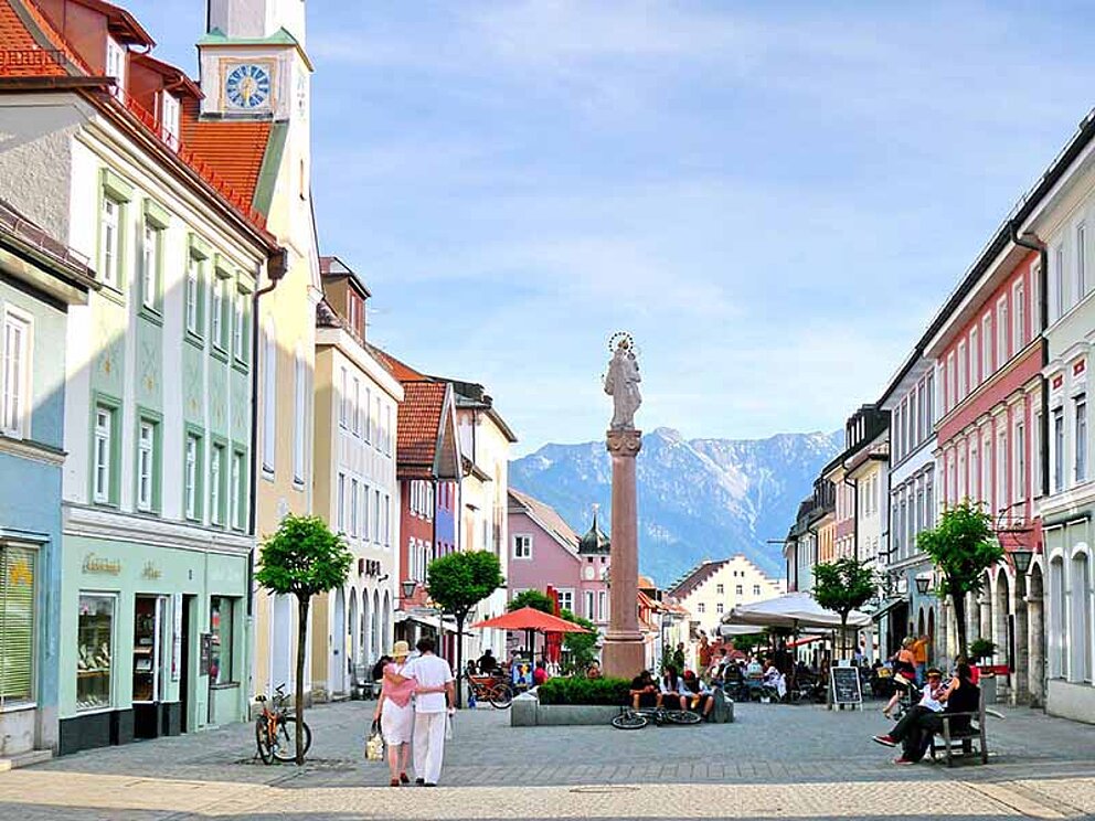 Fußgängerzone mit Maria-Hilf-Kapelle in Murnau mit Bergblick