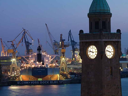 Hamburger Hafen bei Nacht