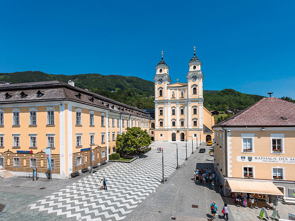 Blick auf die Basilika in Mondsee vom Marktplatz aus