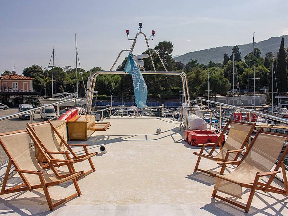 Sonnendeck mit Liegestühlen 