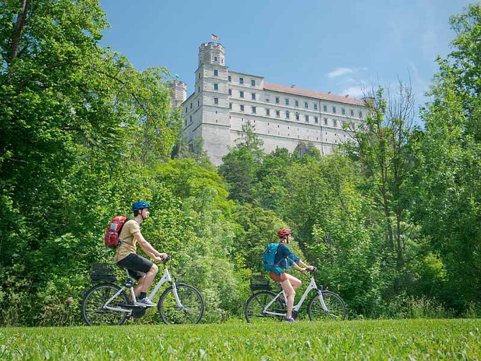 2 Radfahrer am Radweg, im Hintergrund die Willibaldburg