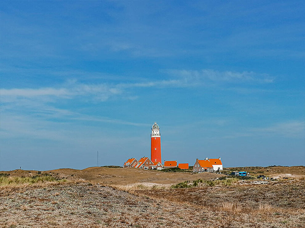 Leuchtturm umgeben von Dünen