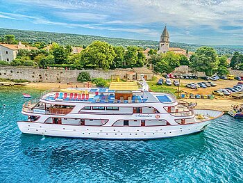 Die Andela Lora im türkisblauen Meer vor der kroatischen Küste