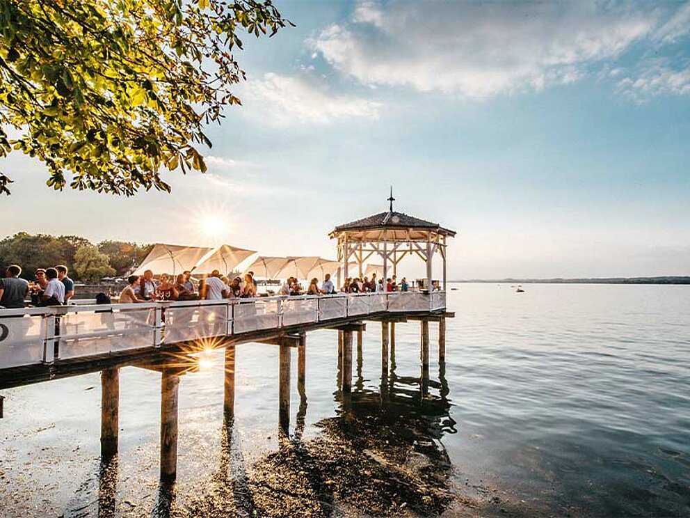 ein Steg am Bodensee mit vielen Menschen
