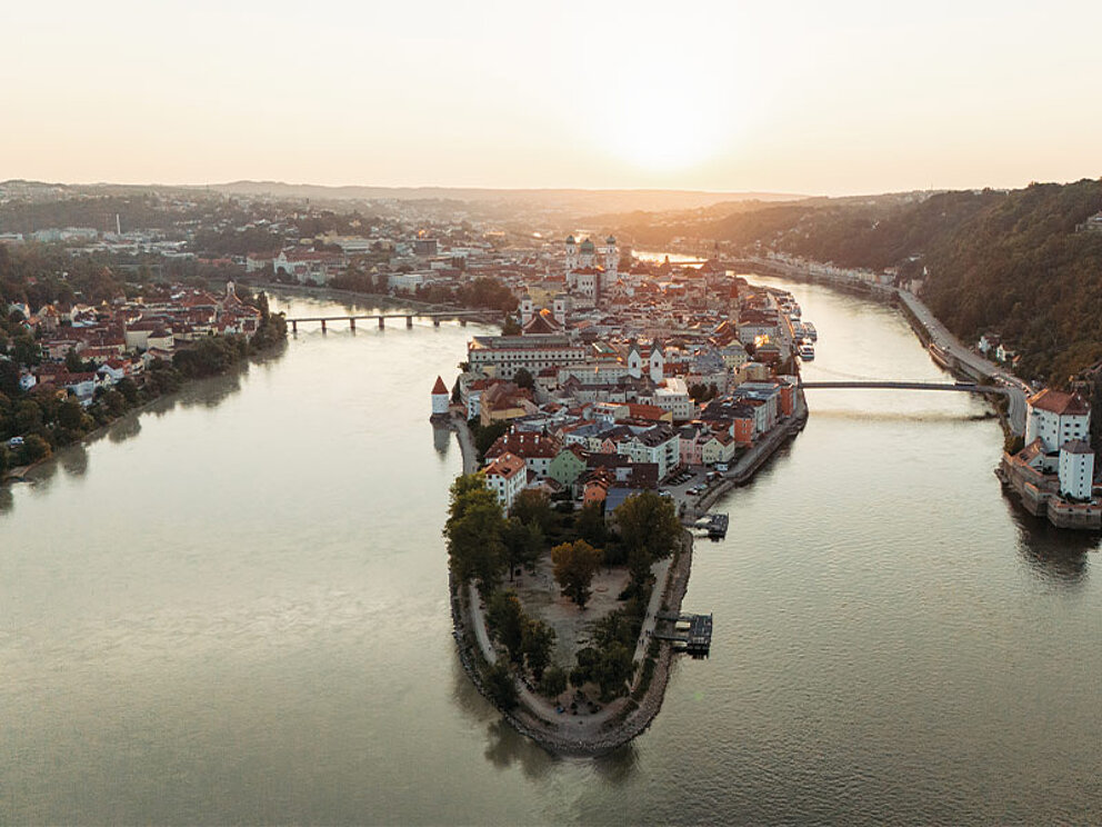 Blick über die 3-Flüsse-Stadt Passau in der Abenddämmerung