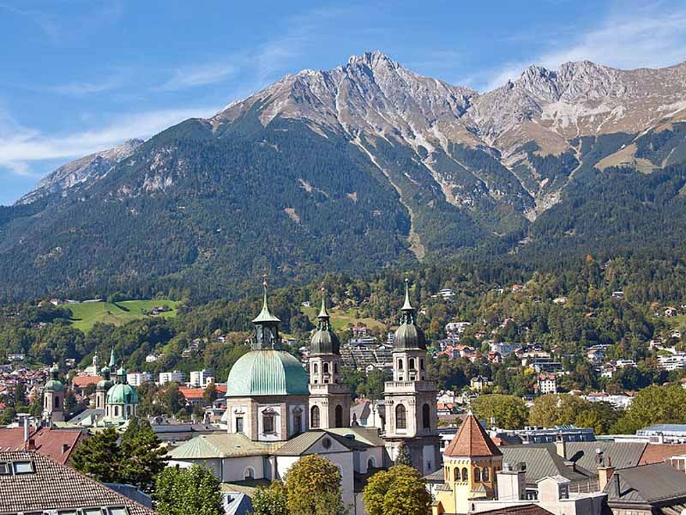 Blick auf die Stadt Innsbruck mit Bergwelt