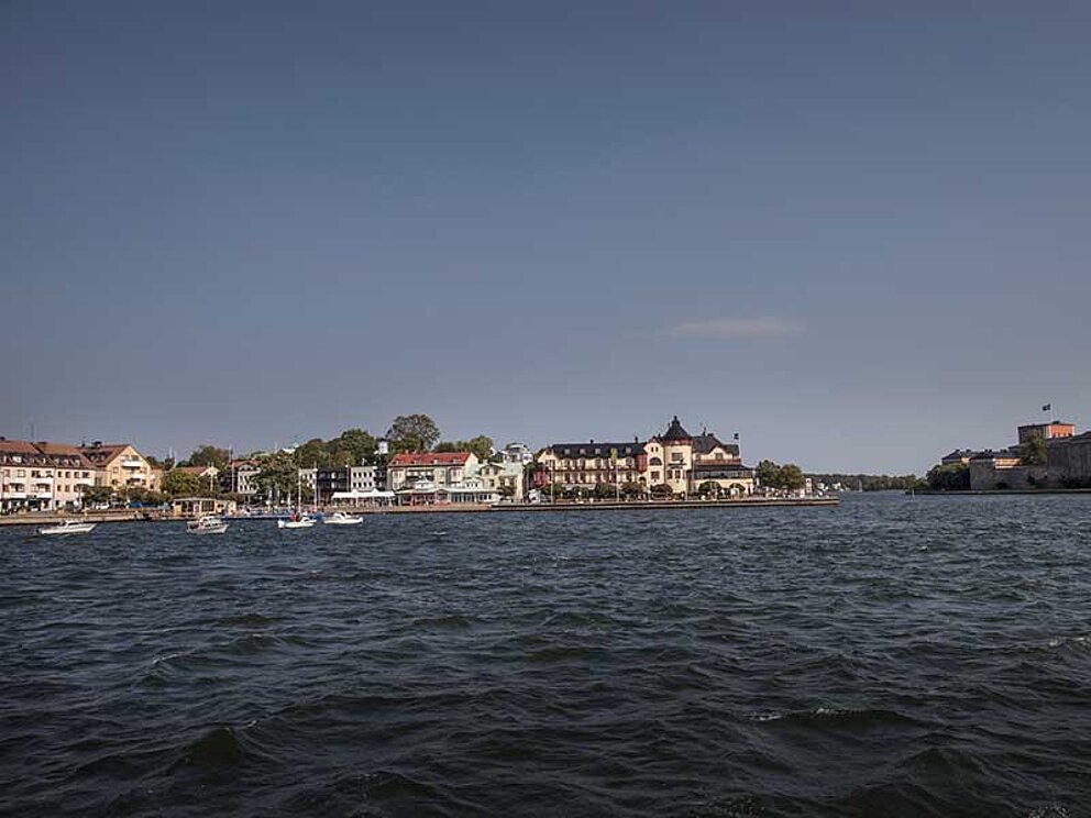 Blick vom Wasser auf Vaxholm, eine Insel vor Stockholm.